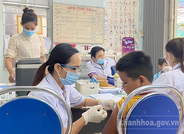 Tăng tỷ lệ tiêm phủ vắc xin cho trẻ em. Ảnh minh họa. Tăng tỷ lệ tiêm phủ vắc xin cho trẻ em. Ảnh minh họa.